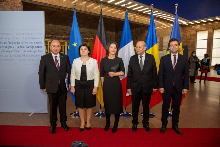 Prime Minister Natalia Gavriliţă talks with heads of diplomacy during the Berlin Conference