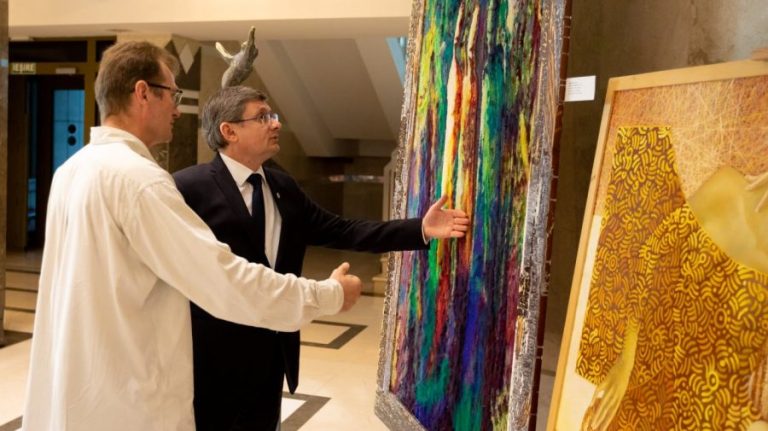 The works of Music, Theater and Fine Arts graduates, exhibited in the Parliament