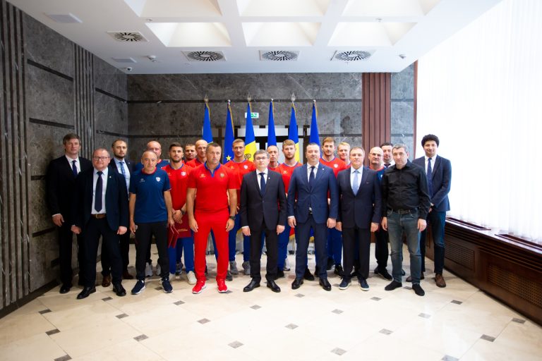 Medals for champions, distributed by Igor Grosu to the national beach soccer team