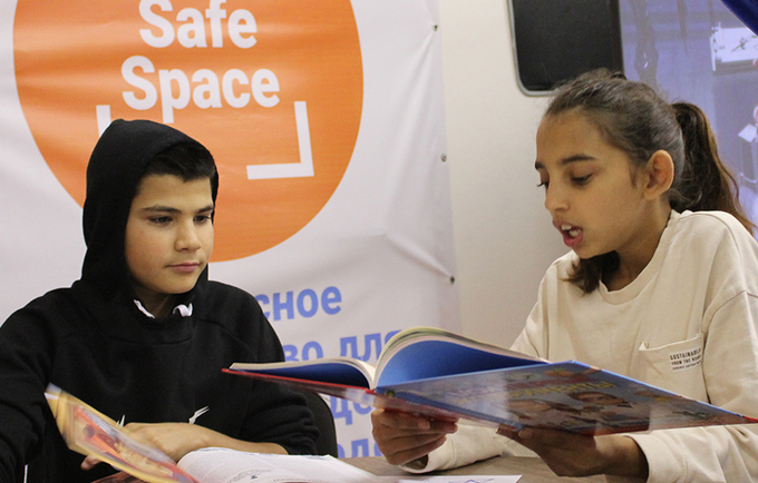 malina_tells_a_story_to_her_friends_at_unfpa_safe_space
