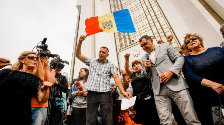 Burning bills in front of the Presidency! Mass-protest due to high energy tariffs