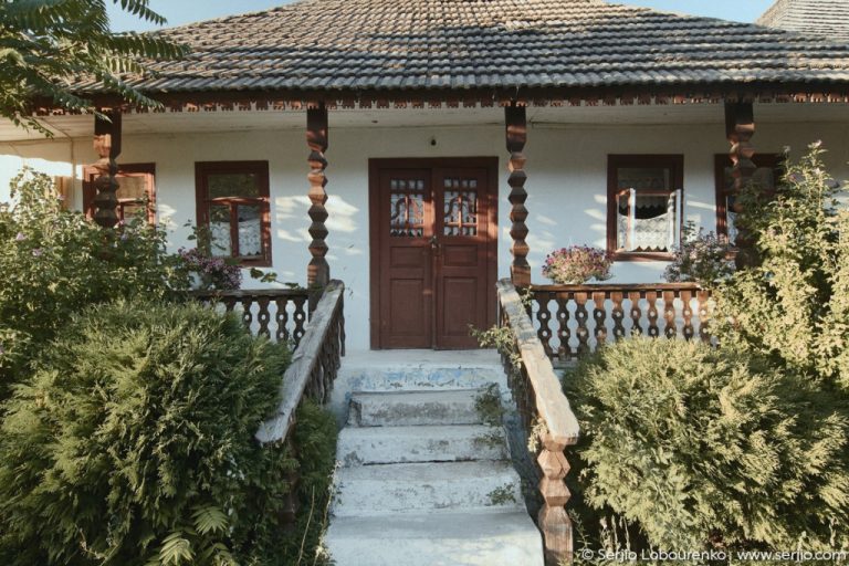 Crock pot, clay jugs and children. How photographer Sergiu Loburenco sees the beauty of Moldovan villages
