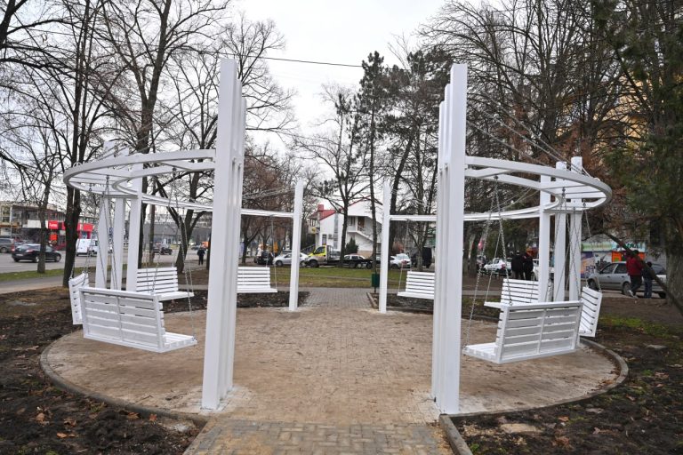 A new place of recreation in the Capital! A playground with swings was set up on Calea Ieșilor street