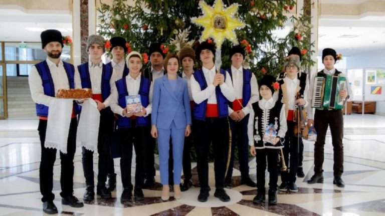 (video) A group of young people from Ceadâr-Lunga sang carols in four languages