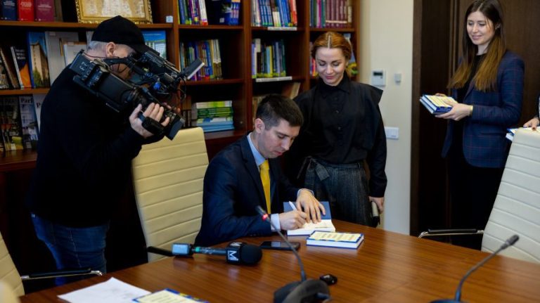 Deputy Speaker of the Parliament, Mihai Popșoi, launches a book in English