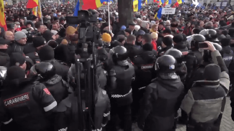 Altercations between the Police and demonstrators in the center of the Capital
