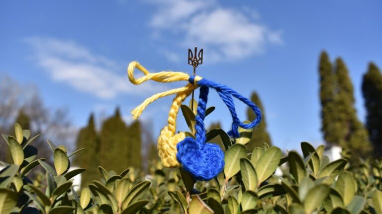 Yellow-blue ”Mărțișoare” at the Ukrainian embassy in Chisinau: May spring bring us victory