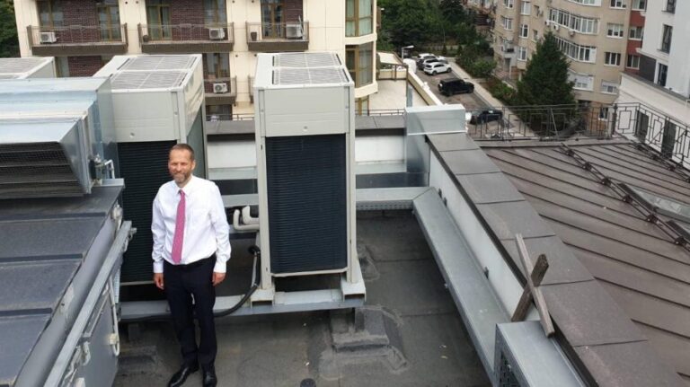 The head of the EU delegation makes fun of the Russian embassy on the rooftop: We don’t have antennas!