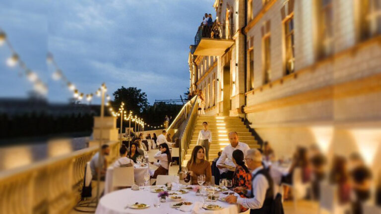 Dine on the balcony of Castel Mimi and enjoy VinOpera in a family-friendly atmosphere!