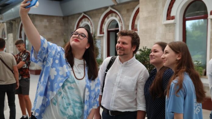 den-molodezhi-qat1hij0jv5fysnyp4ct84tb4l3cdmkmpqaeyot4my