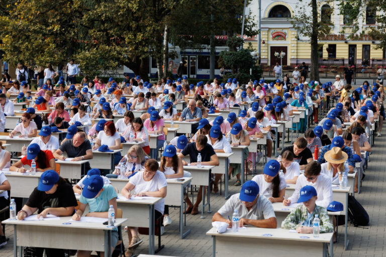Capturing the National Dictation Tide: 450 Participants of All Ages Test Their Knowledge on Romanian Language Day