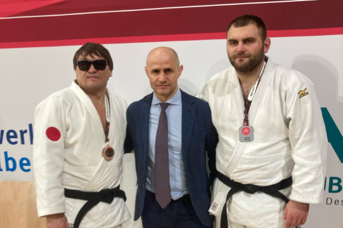 24001195_big1708349779