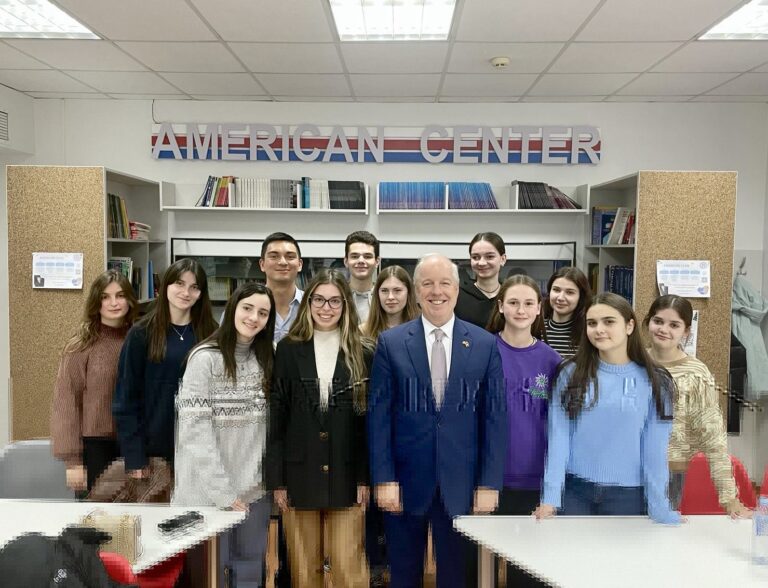 (PHOTO) The US Ambassador to the Republic of Moldova visits college in Gagauzia