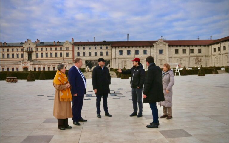 Castel Mimi is building a hotel with an innovative concept. The Minister of Agriculture visited it and was surprised