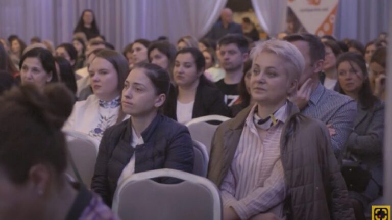 VIDEO Family and school, are fundamental pillars in preparing adolescents for life