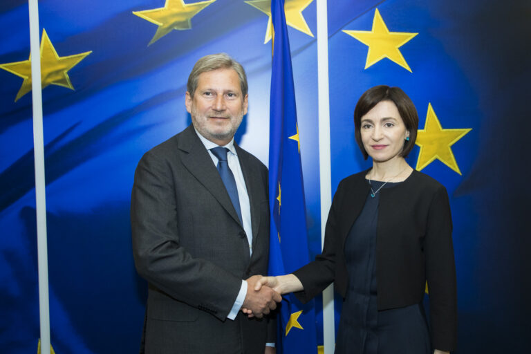 Maia Sandu decorated European Commissioner Johannes Hahn with the “Order of Honour”