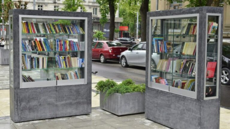 Donate unwanted books: a street Bibliotheque has appeared in Chisinau