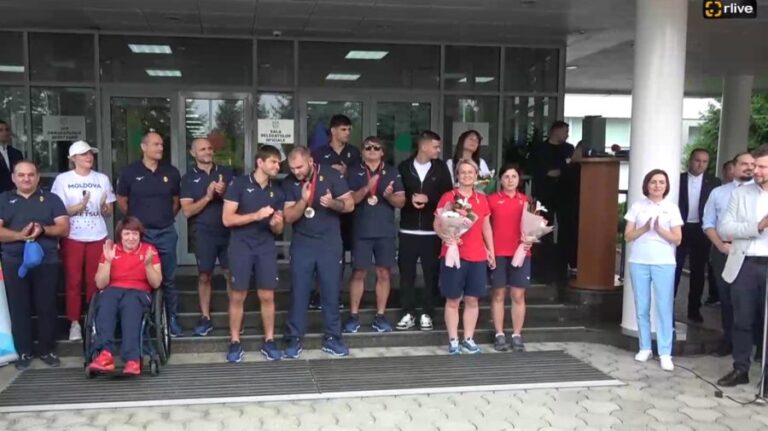 (VIDEO) The Paralympic team was welcomed at the airport in Chisinau. Maia Sandu and Dan Perciun were present