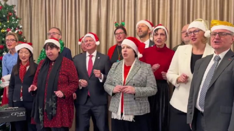 (VIDEO) Diplomats accredited in Moldova wish us happy holidays and sing “O Brad Frumos…”