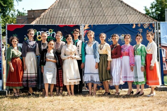 96b8c3ac4584eef97bab4f7b0bd36643