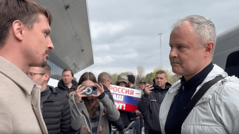 (VIDEO) Russian diplomats expelled by Moldova were escorted to the airport by supporters of Ilan Shor