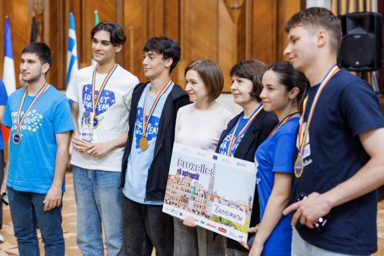 Three winning teams of EuroQuiz 2025 will travel to Brussels. All participants will spend the summer at camp