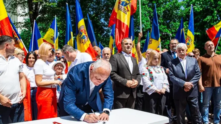 (PHOTO) Protesters at the Parliament voted on a declaration regarding the “sovereign policy of the Republic of Moldova”