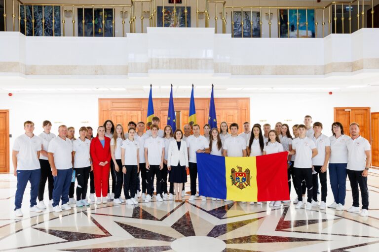 23 Moldovan Athletes to Compete at the European Youth Olympic Festival — Maia Sandu Hands Over the National Flag