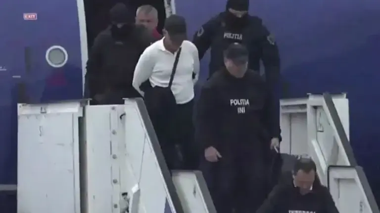 (VIDEO) The moment Vlad Plahotniuc was escorted – in handcuffs – from the plane that landed in Chisinau