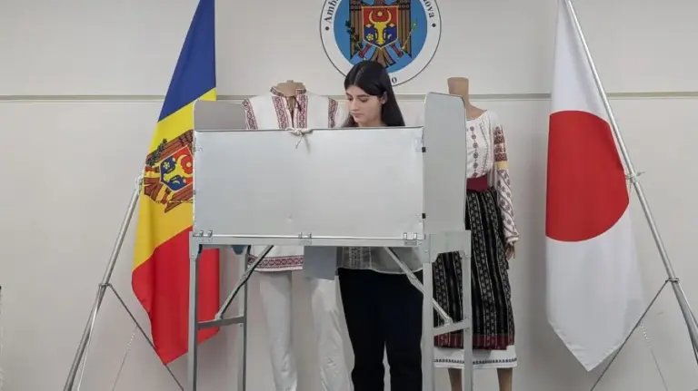 (VIDEO) First vote in Tokyo: A student from Moldova opens the electoral process in Japan