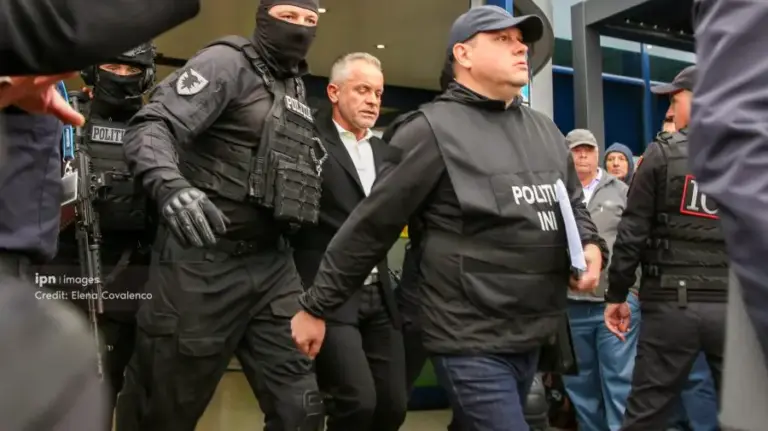 (VIDEO) Vlad Plahotniuc Extradited to Moldova and transfered to Penitentiary. Lawyer Calls Process a Political Spectacle