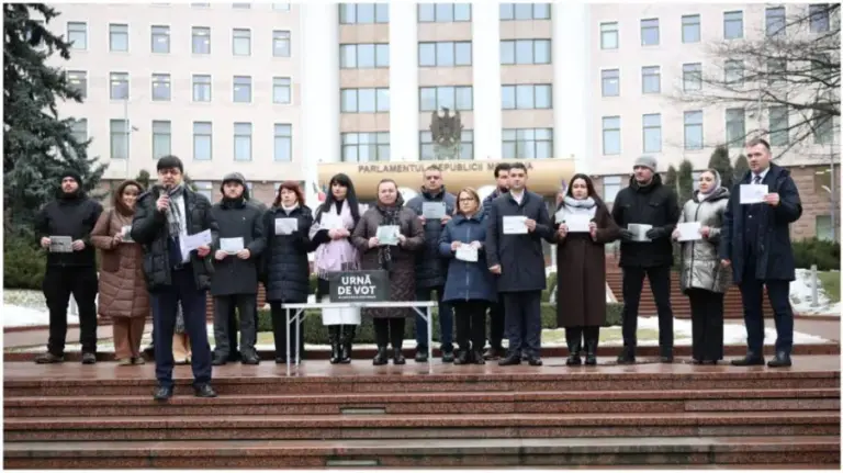 The MAN organizes flashmob in front of Parliament as part of “You Pay!” campaign