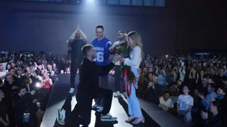 (VIDEO) Marriage proposal at the Magnat, Satoshi, and Feoctist concert in Chicago