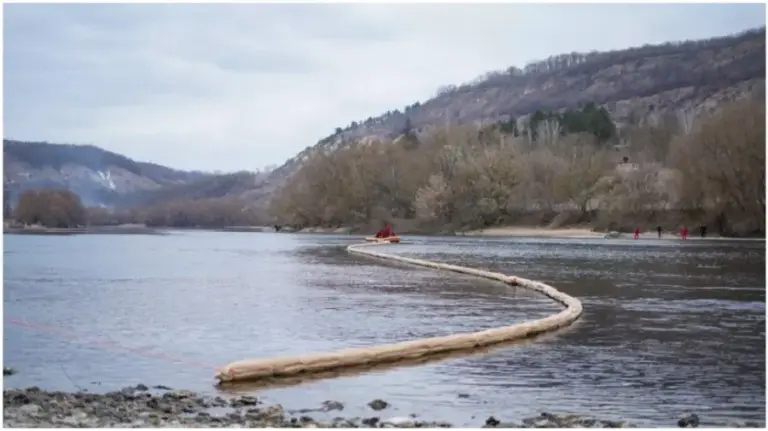 Alert on the Dniester: A new wave of oil products has been spotted near the Unguri Bridge in the Ocnita District