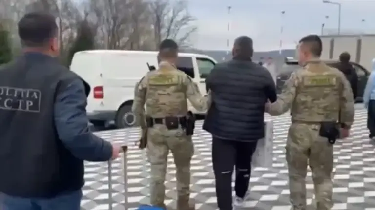 (VIDEO) Moldovan man wanted internationally since 2019 for human trafficking has been apprehended and brought back to Moldova from Prague
