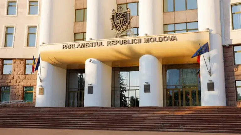 Can’t they figure out how to work together?! The PAS wants a parliamentary operating code. The opposition accuses the government of censorship and is complaining to the EU