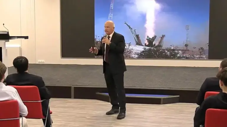 NASA astronaut greeted by over 200 young people passionate about science