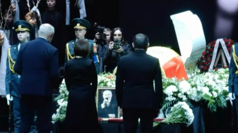 (VIDEO) A final tribute! Sandu, Munteanu, and Grosu lay flowers at the coffin of the master Urschi