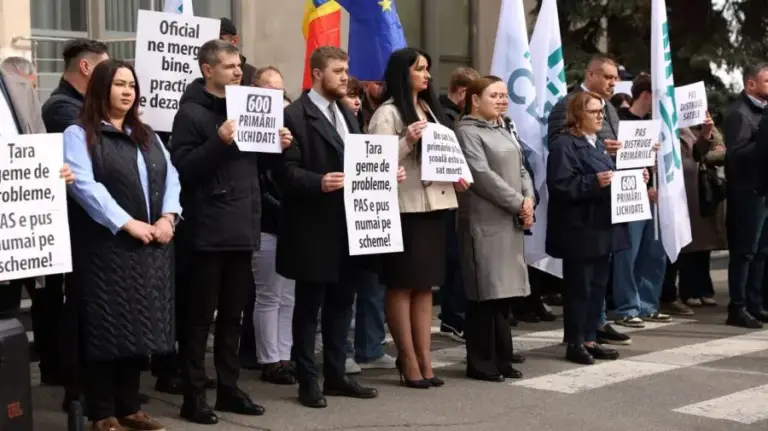 The MAN union protested in front of the Government building against rising prices and territorial reform. Response: We understand their concerns