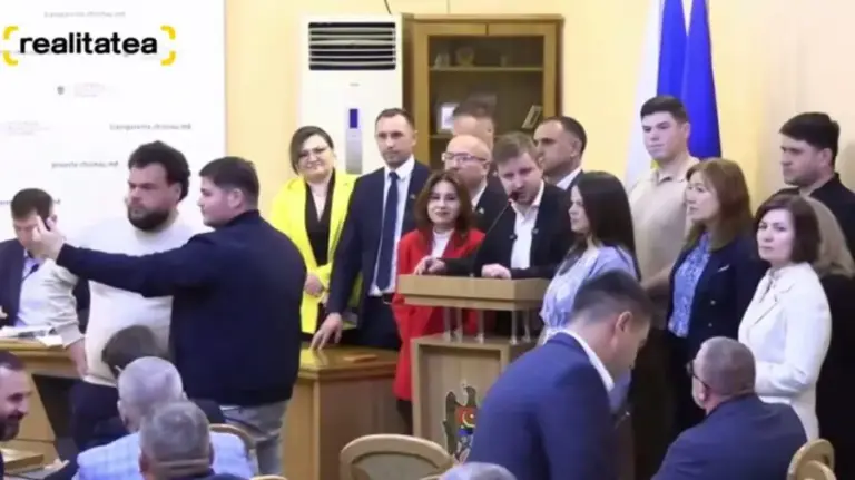 Another scandal erupted at a meeting of the Chisinau City Council. Members of the PAS party blocked the speaker’s podium