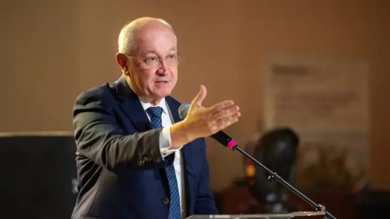 What income did former Prime Minister Alexandru Munteanu report at the end of his term?