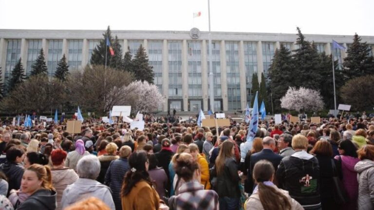 Moldovan Teachers to Hold Protest in Chisinau Over Salaries