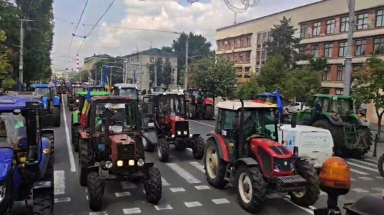 Moldovan Farmers Threaten Protests with Agricultural Machinery if Demands Are Not Met by October 30